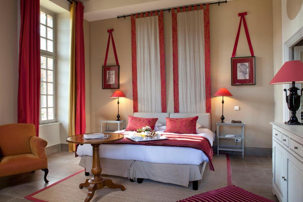 Postel nebo postele na pokoji v ubytování Château d'Augerville Golf & Spa Resort