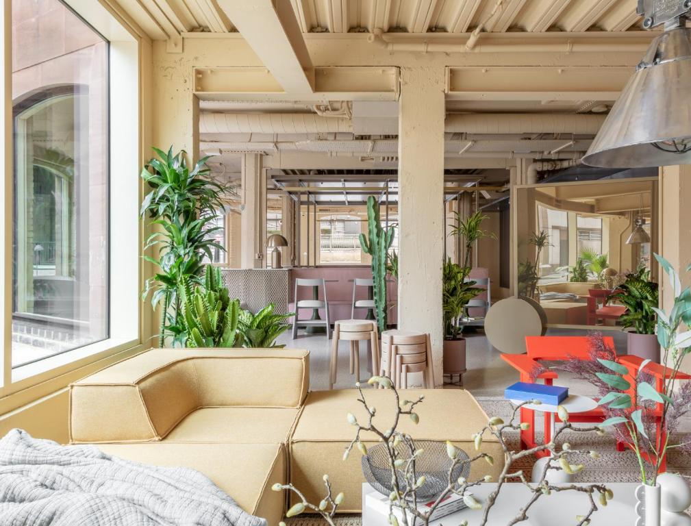 een woonkamer met een bank en een aantal planten bij Locke at Broken Wharf in Londen