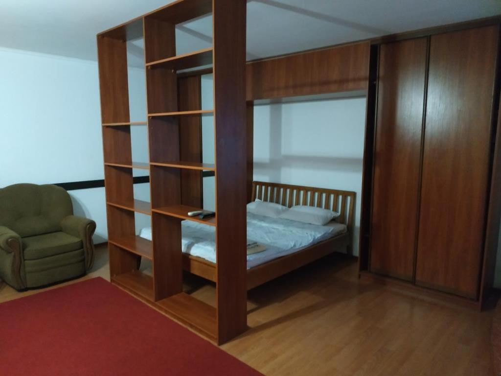 ein Schlafzimmer mit einem Etagenbett und einem Bücherregal in der Unterkunft Nice apartment near Gulliver in Kiew