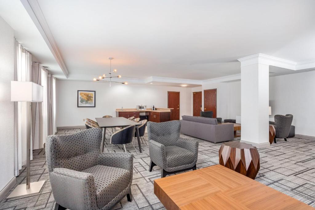 Holiday Inn Lafayette-City Centre, an IHG Hotel - King Suite Con Bañera Mordaz