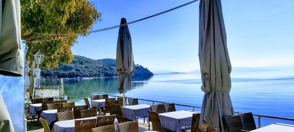 uma vista para um lago com cadeiras e guarda-sóis em Gerasimos em Menídion