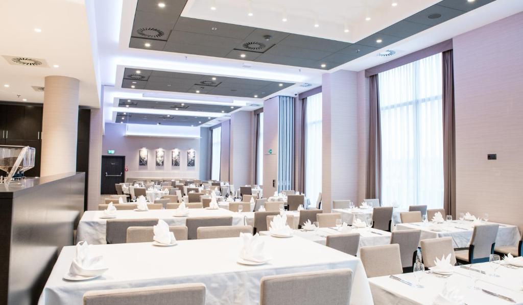 Reštaurácia alebo iné gastronomické zariadenie v ubytovaní Holiday Inn Dąbrowa Górnicza-Katowice by IHG