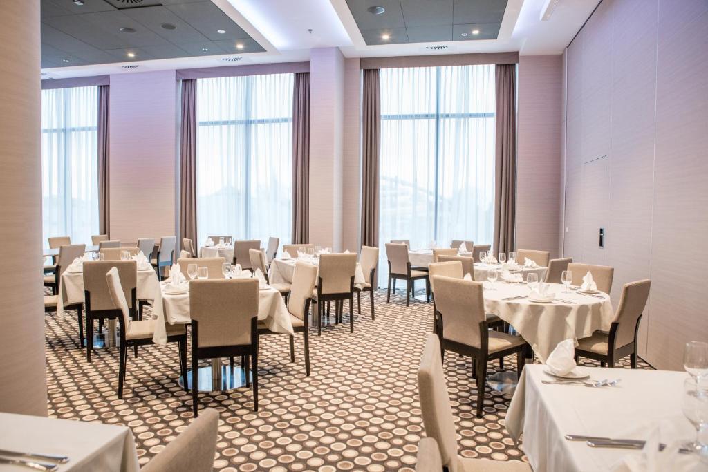 Reštaurácia alebo iné gastronomické zariadenie v ubytovaní Holiday Inn Dąbrowa Górnicza-Katowice by IHG