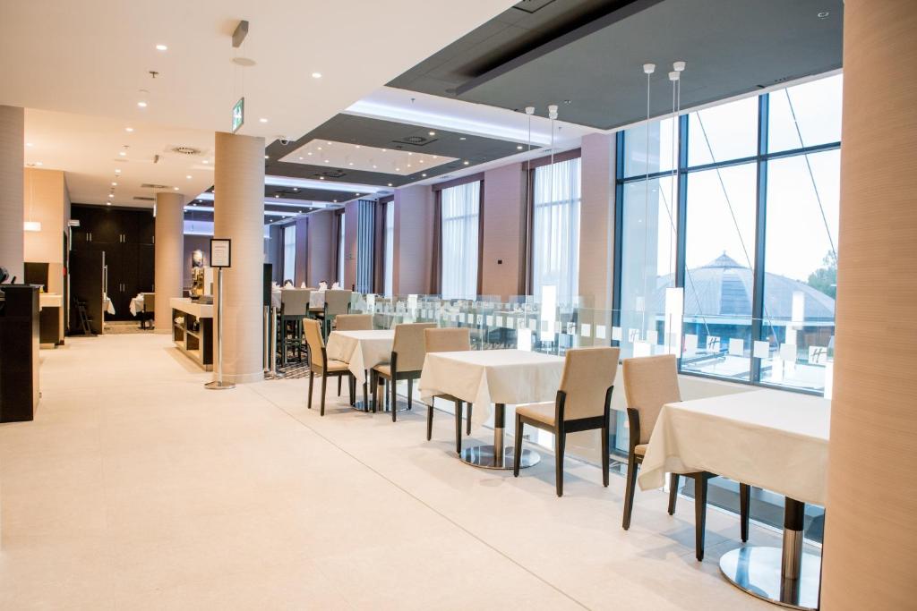 Reštaurácia alebo iné gastronomické zariadenie v ubytovaní Holiday Inn Dąbrowa Górnicza-Katowice by IHG
