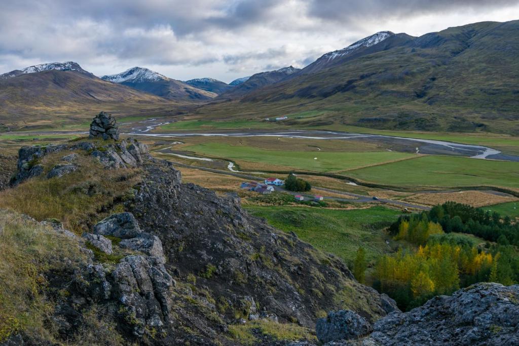 - une vue sur une vallée avec des montagnes en arrière-plan dans l'établissement Ravencliff Lodge, à Búðardalur