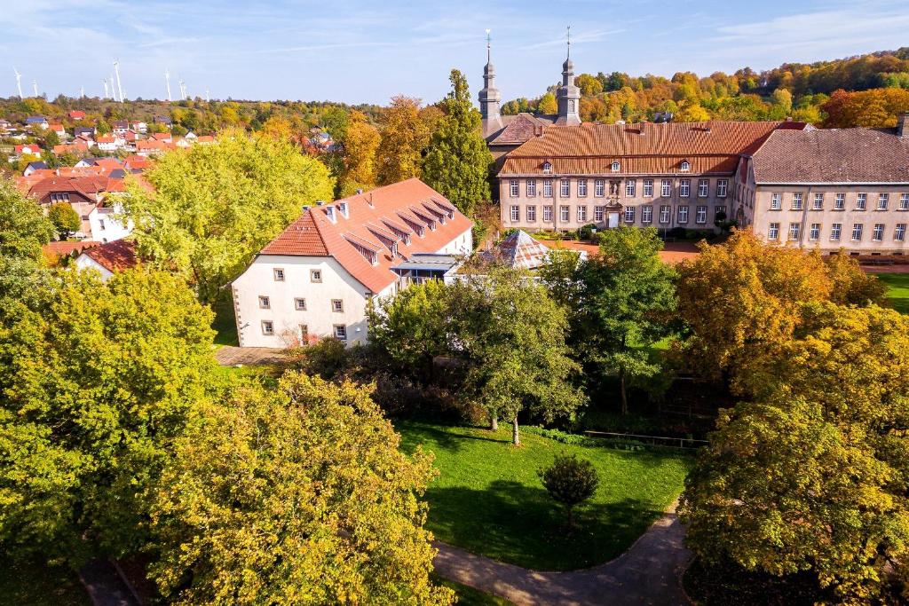 una vista aerea di una città con alberi e edifici di Wohlfühlhotel IM SCHLOSSPARK - Self CheckIn a Willebadessen