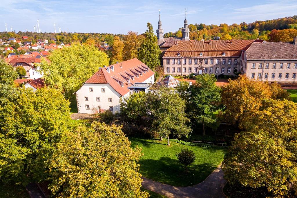 eine Luftansicht einer Stadt mit Bäumen und Gebäuden in der Unterkunft Wohlfühlhotel IM SCHLOSSPARK - Self CheckIn in Willebadessen