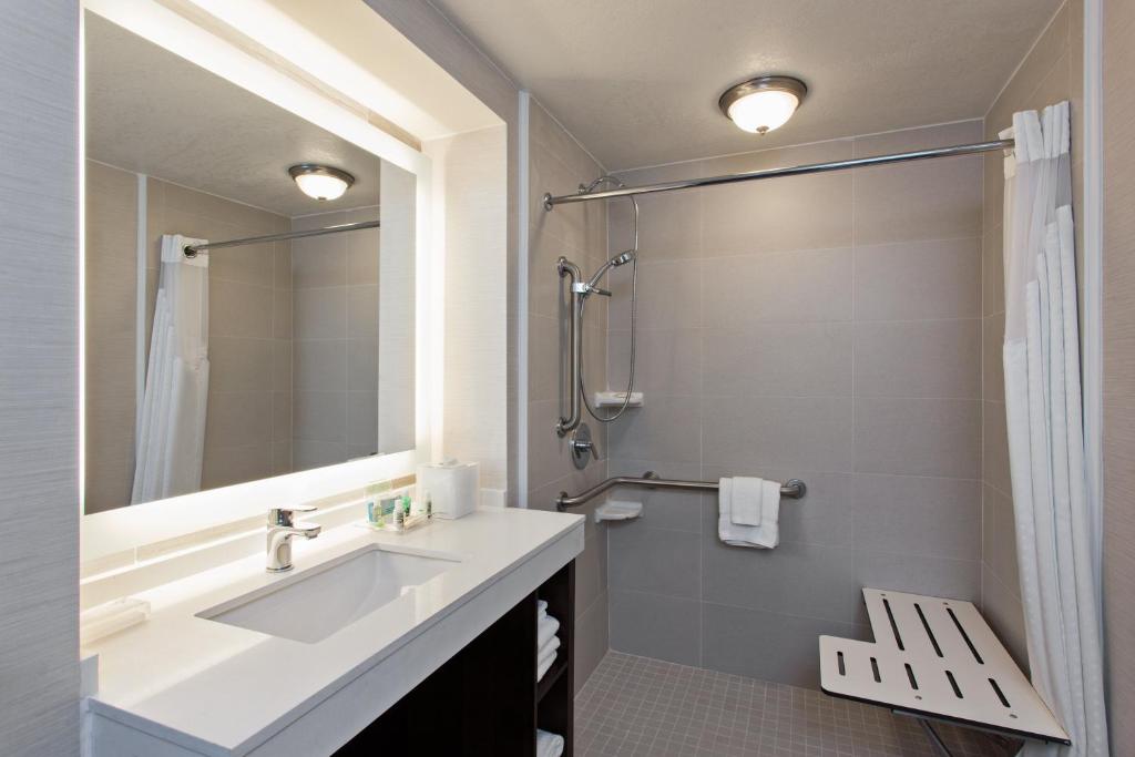 Holiday Inn Long Beach - Airport, an IHG Hotel - 