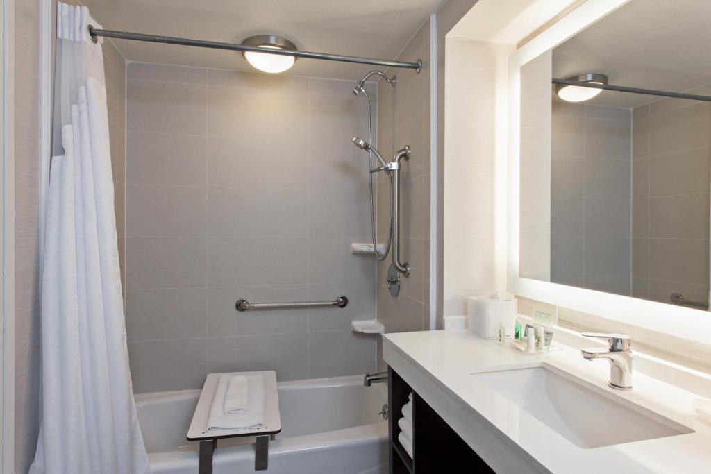 Holiday Inn Long Beach - Airport, an IHG Hotel - 