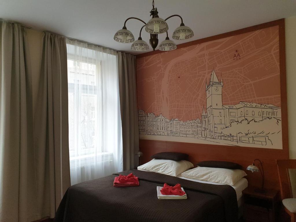 Una habitación de hotel con una cama con toallas rojas. en Aaron en Praga