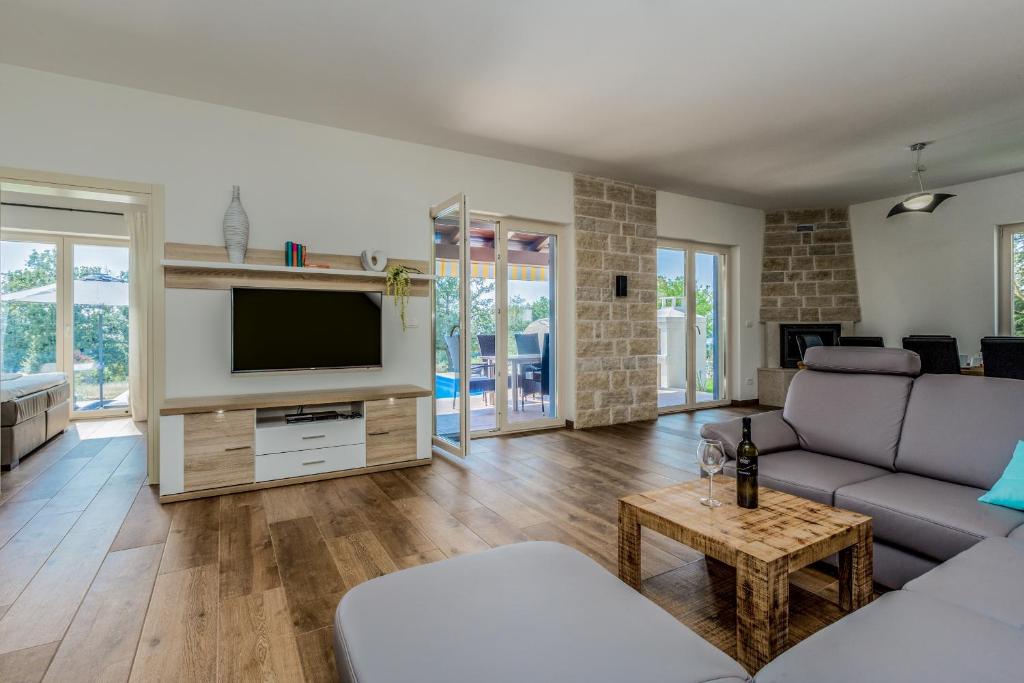 Televízia a/alebo spoločenská miestnosť v ubytovaní Elegant new villa Laura An with private pool in Porec