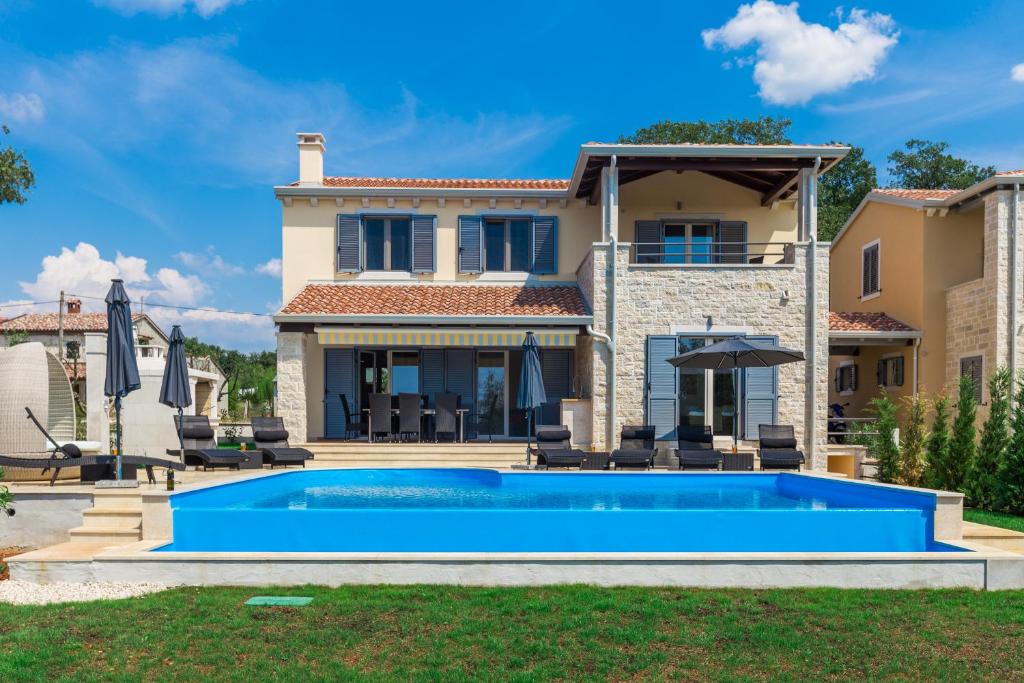 Bazén v ubytovaní Elegant new villa Laura An with private pool in Porec alebo v jeho blízkosti