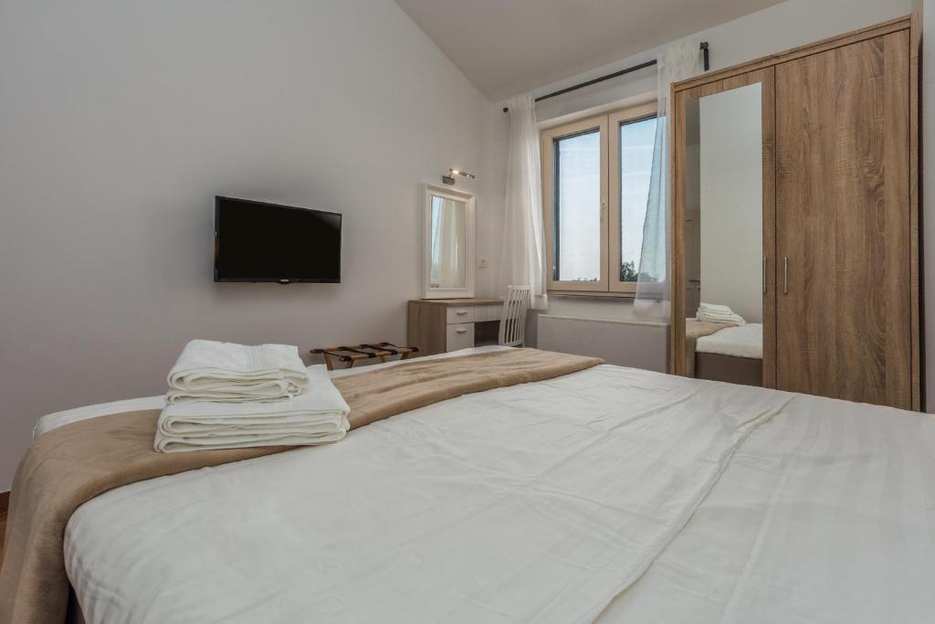 Posteľ alebo postele v izbe v ubytovaní Elegant new villa Laura An with private pool in Porec