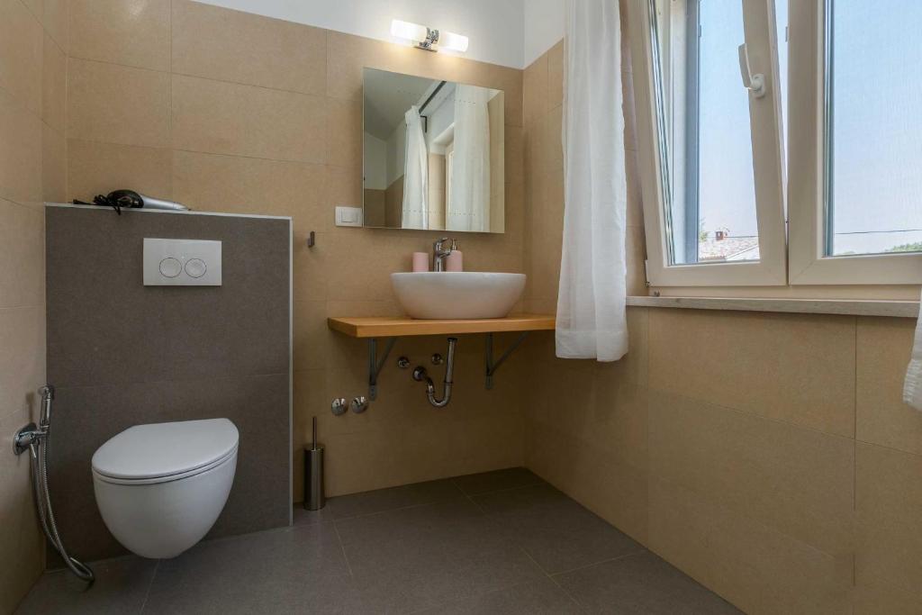 Kúpeľňa v ubytovaní Elegant new villa Laura An with private pool in Porec