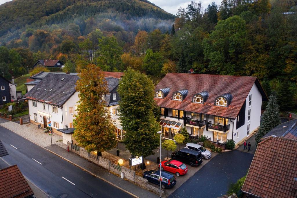 an aerial view of a house with cars parked in a street at Hotel-Gasthof Hüttensteinach in Sonneberg