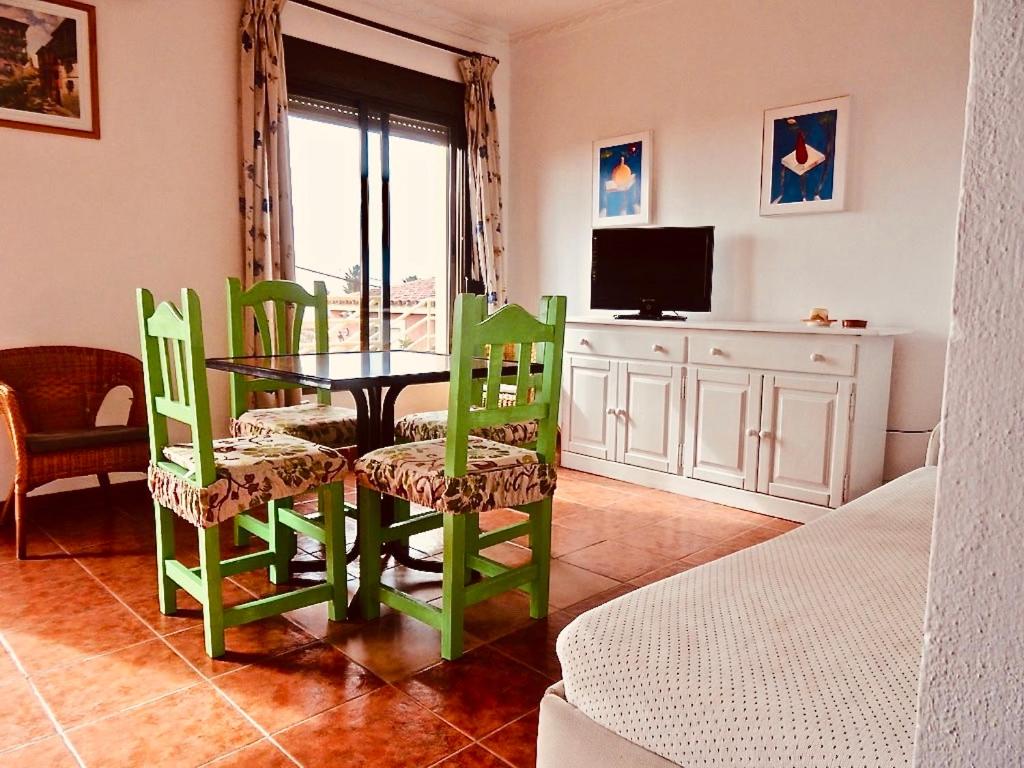 Televízia a/alebo spoločenská miestnosť v ubytovaní Apartamentos Turisticos Trajano