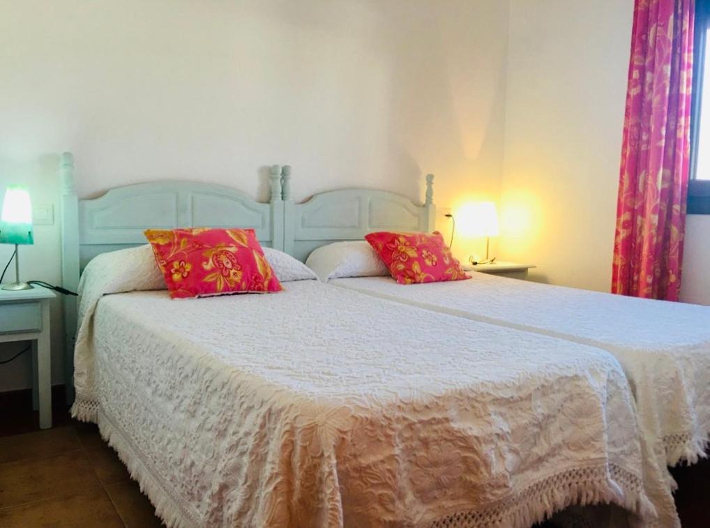 Posteľ alebo postele v izbe v ubytovaní Apartamentos Turisticos Trajano