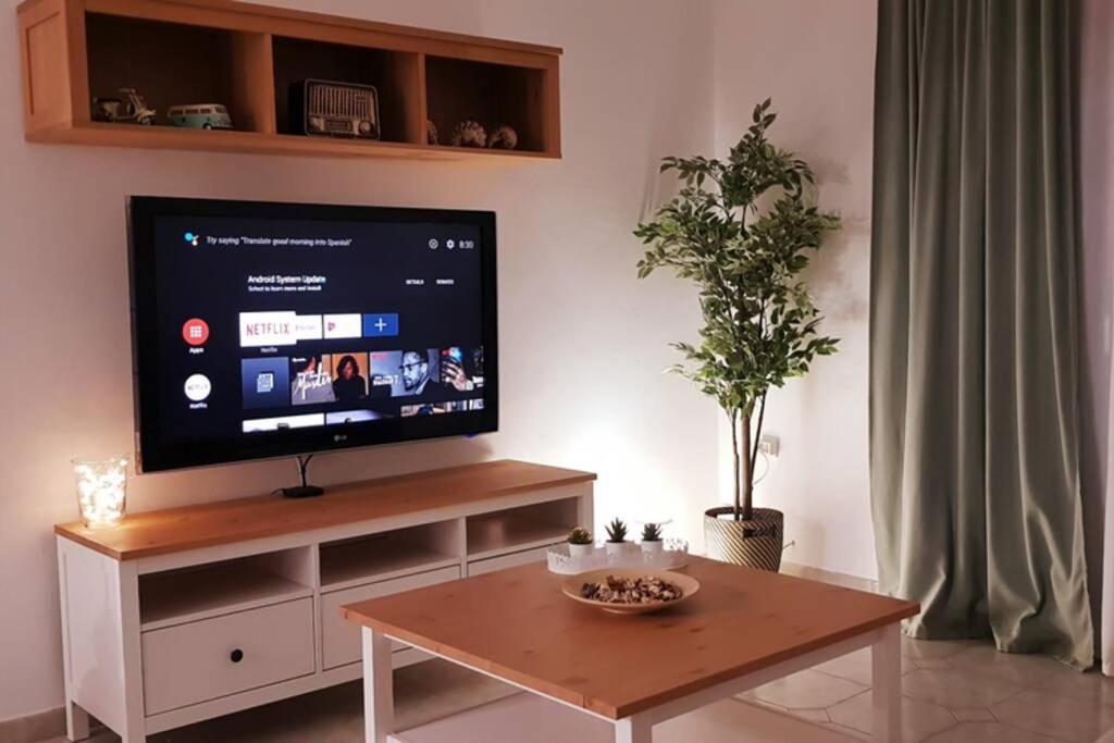 Televízia a/alebo spoločenská miestnosť v ubytovaní Camara House, Antiparos