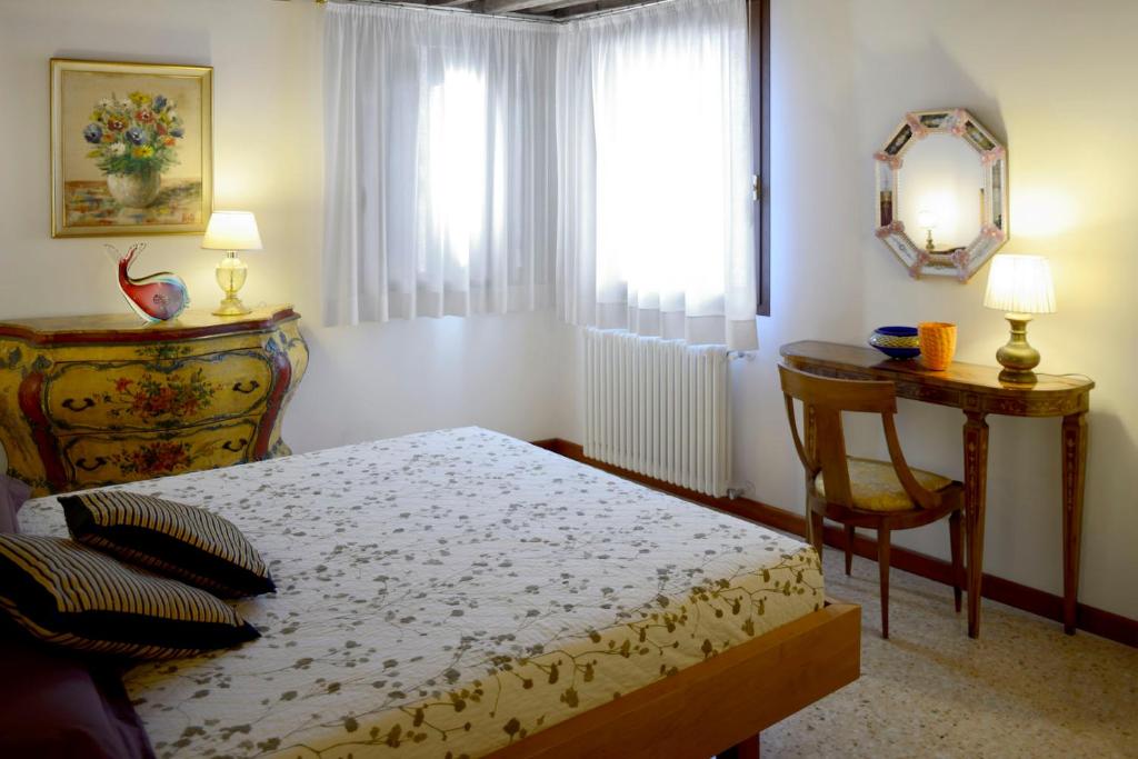 Postel nebo postele na pokoji v ubytování Casa Fondamente Nuove