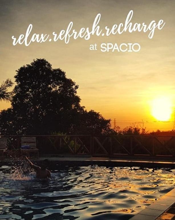 Bazén v ubytování Spacio Caliraya Bed & Breakfast nebo v jeho okolí