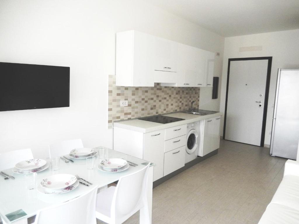 A kitchen or kitchenette at Affittimoderni Castelsardo Miramare