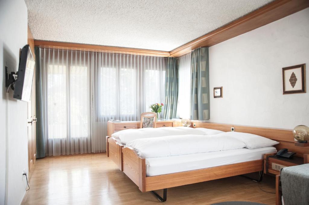 Postel nebo postele na pokoji v ubytování Hotel und Restaurant Wolfensberg