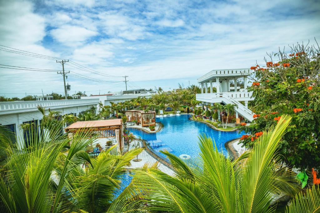 ein Bild eines Resorts mit einem großen Pool in der Unterkunft Fairy Hills Hotel in Mui Ne