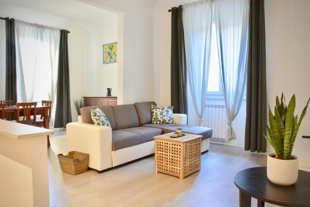 フィレンツェにあるVasco Pratolini Apartment di Stefania Sestoのソファとテーブルのあるリビングルーム