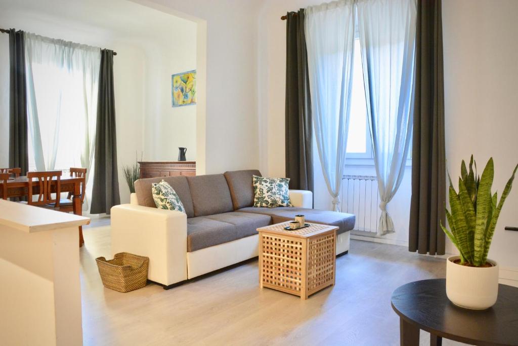 フィレンツェにあるVasco Pratolini Apartmentのリビングルーム(ソファ、テーブル付)