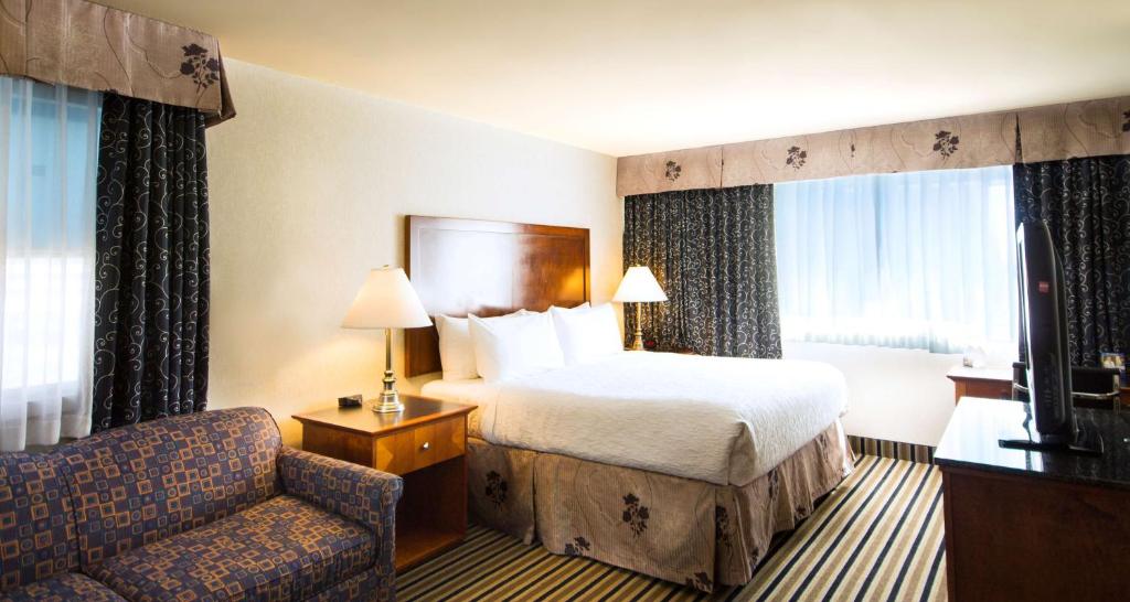 Cama o camas de una habitación en Best Western Plus Suites Downtown Calgary