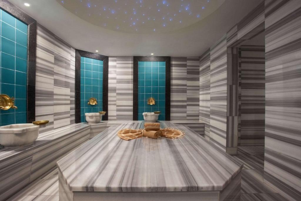 Postel nebo postele na pokoji v ubytování TRYP by Wyndham Ankara Oran
