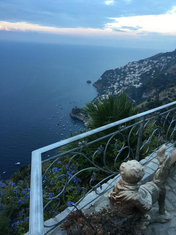 una estatua de un oso de peluche sentado en un balcón en Carluccio’s stanza privata vista mare en Furore