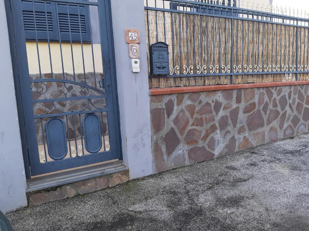 a building with a gate and a fence at CAMERA DELL' ARCO ROMANO in Pozzuoli