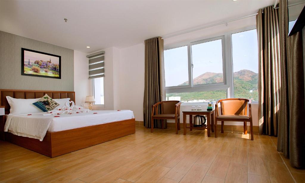 Giường trong phòng chung tại Canary Nha Trang Hotel