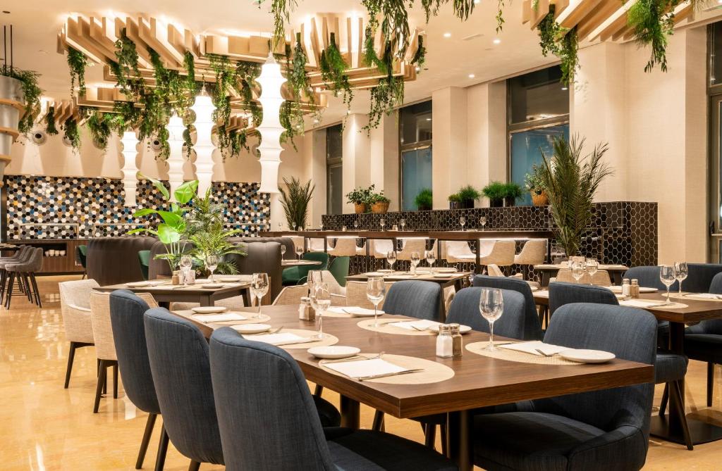 Restaurace v ubytování Ilunion Valencia 4