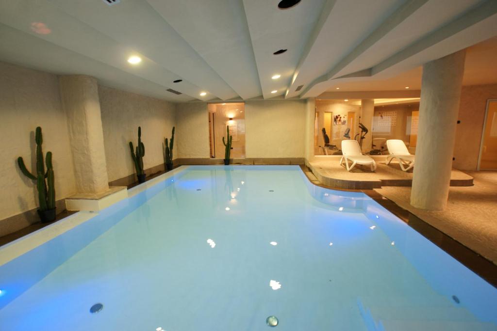 Bazén v ubytování Adler ApartHotel nebo v jeho okolí