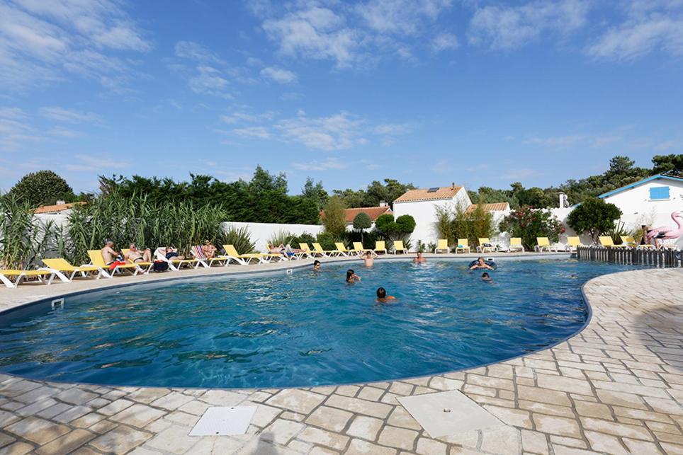 - un groupe de personnes se baignant dans une piscine dans l'établissement Camping St Tro’Park **** - Maeva, à Saint-Trojan-les-Bains