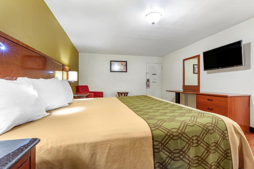 Postel nebo postele na pokoji v ubytování Rose City Inn & Suites