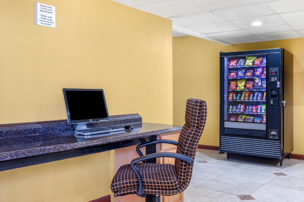 TV a/nebo společenská místnost v ubytování Rose City Inn & Suites