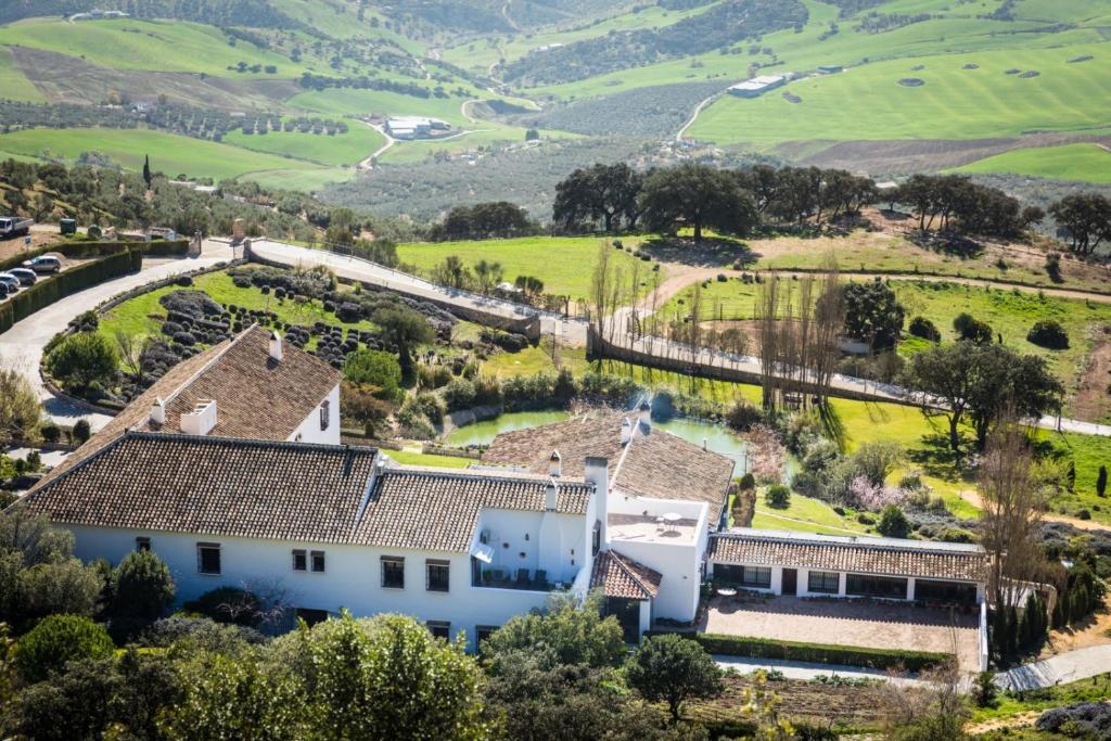 uma vista aérea de uma casa nas colinas em La Fuente del Sol Hotel & Spa em Antequera