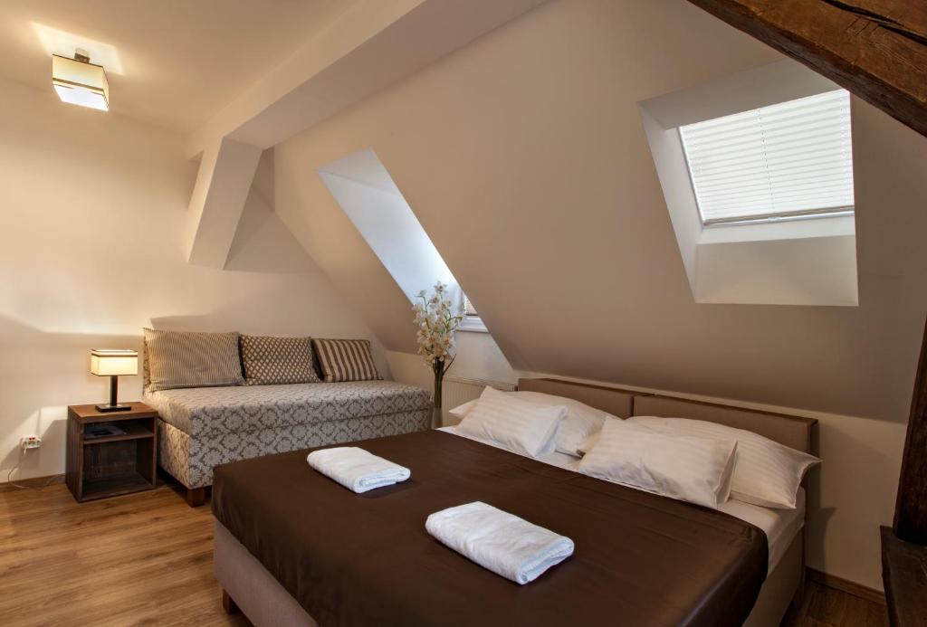 Łóżko lub łóżka w pokoju w obiekcie Residence Corto Old Town