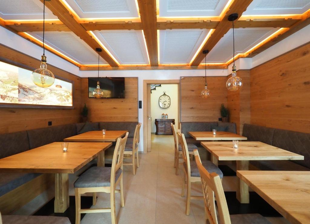 A restaurant or other place to eat at Pension Anni