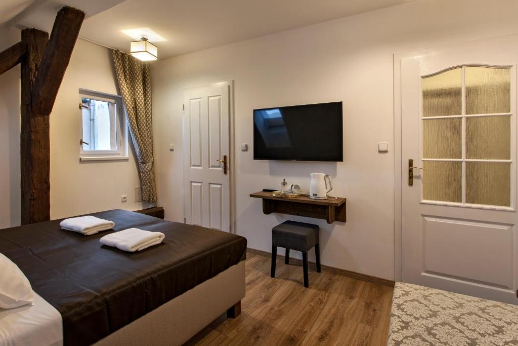 Telewizja i/lub zestaw kina domowego w obiekcie Residence Corto Old Town
