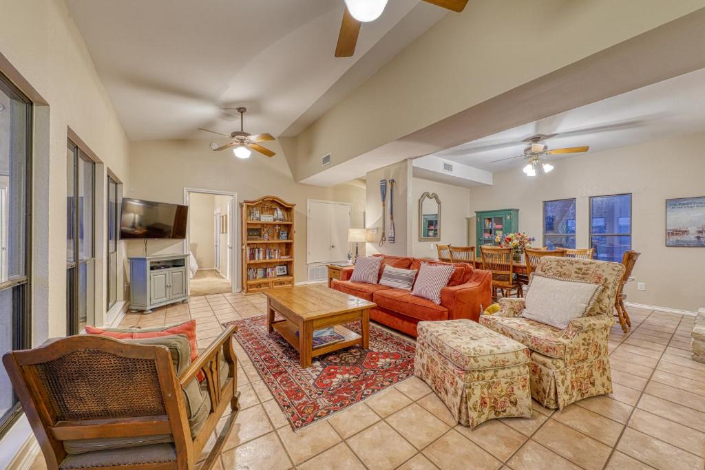 uma sala de estar com um sofá e uma mesa em Villa Marie em Austin