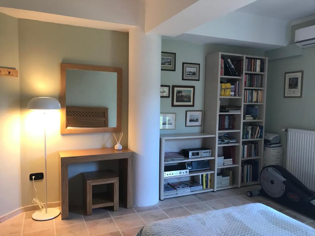 The library in Az apartmant
