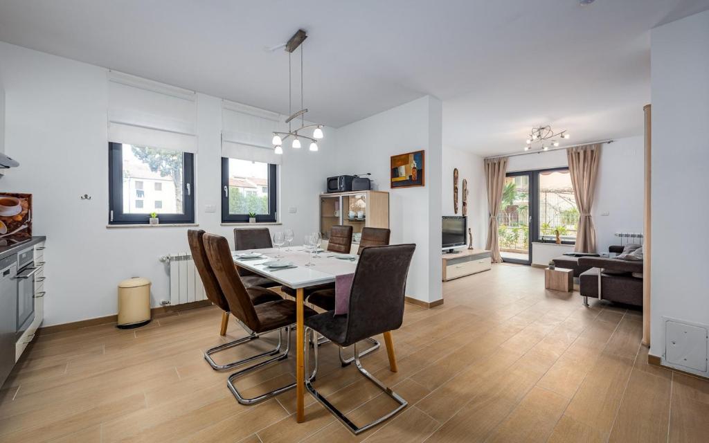 Kuchnia lub aneks kuchenny w obiekcie PUNTA MARY house with apartment