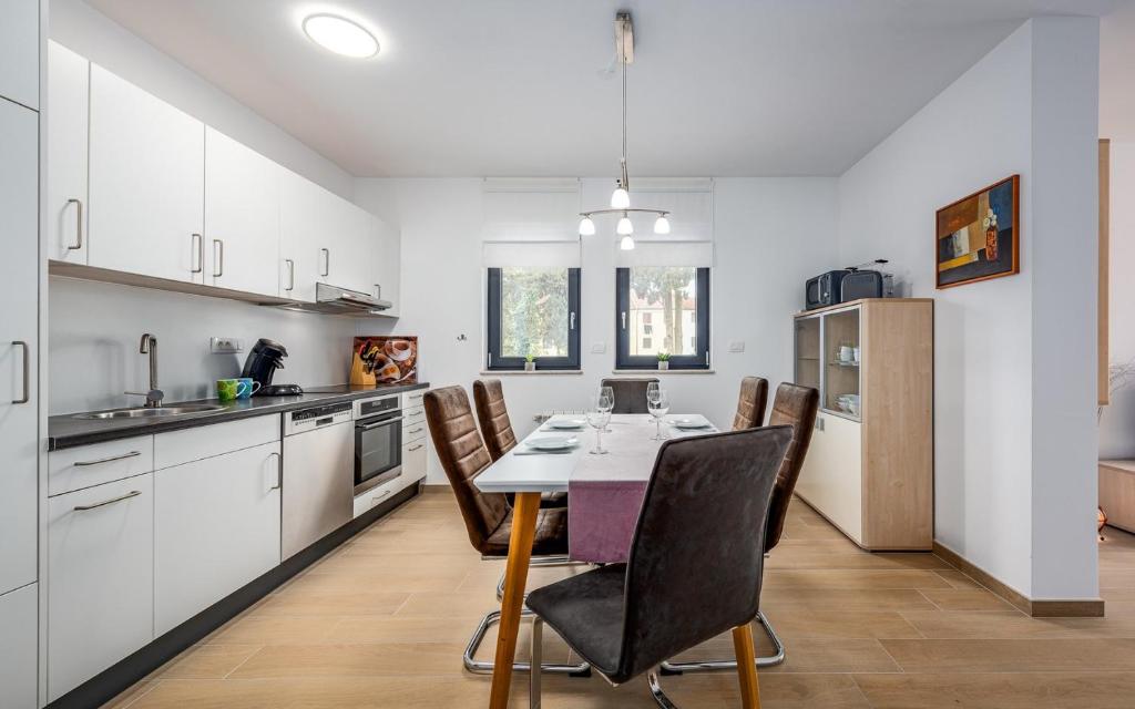 Kuchnia lub aneks kuchenny w obiekcie PUNTA MARY house with apartment