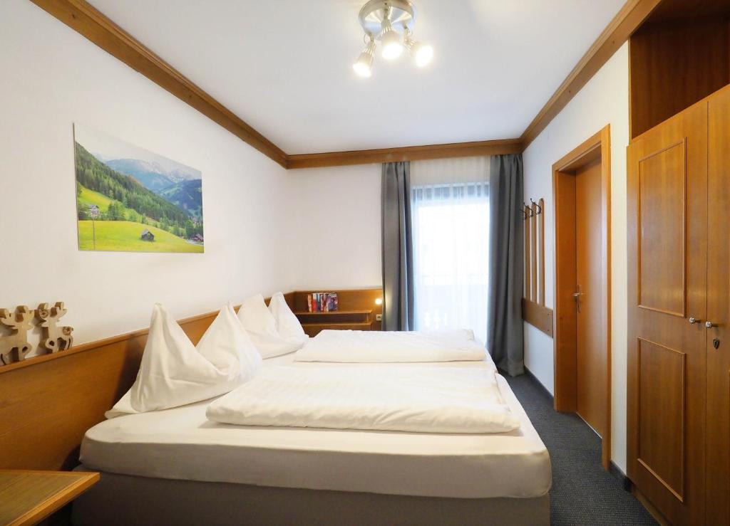 A bed or beds in a room at Pension Anni