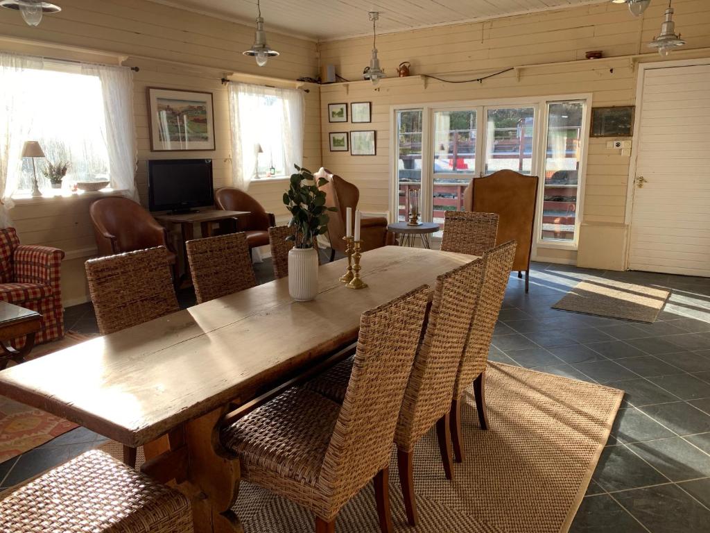 een eetkamer met een houten tafel en stoelen bij Moldegaard Riding Lodge in Moldegard