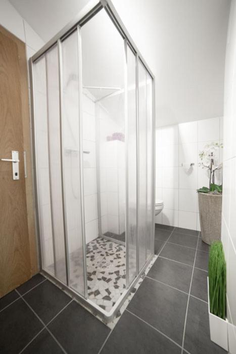 A bathroom at Pension Anni